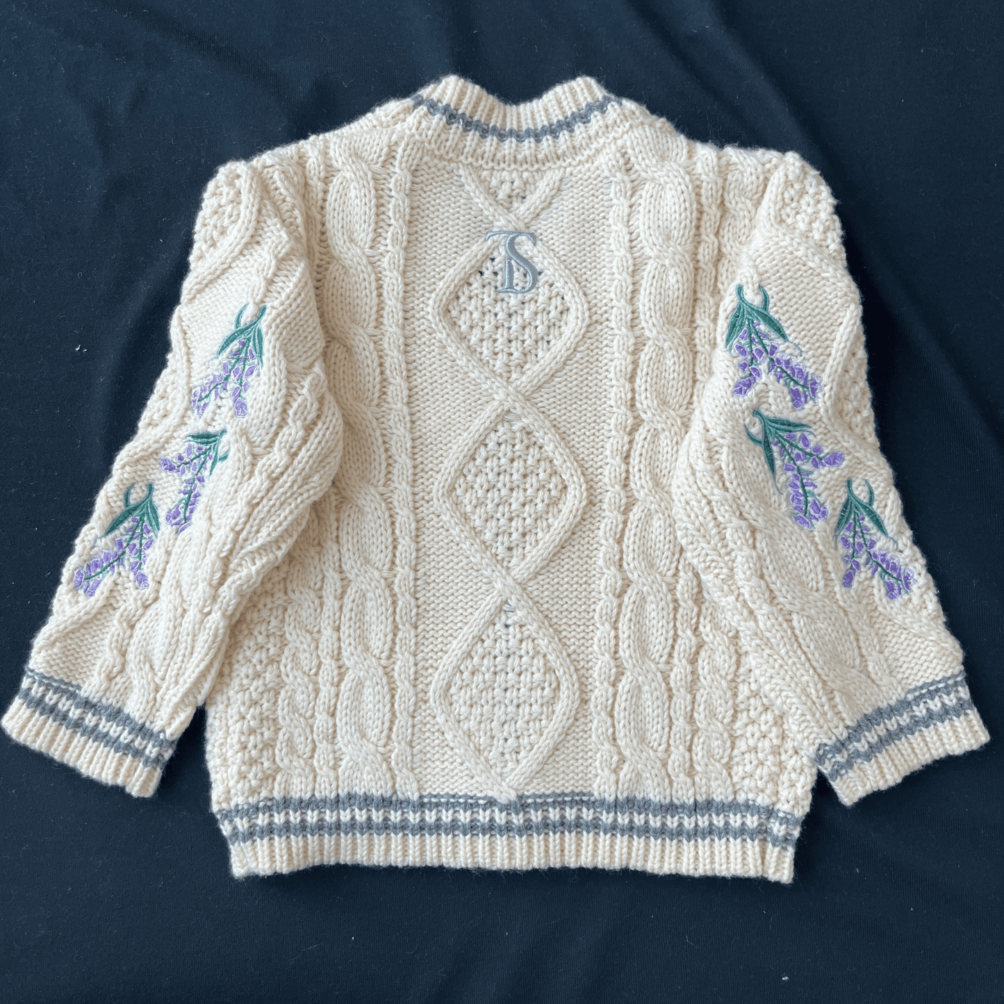 Knitted sweater with floral patterns on a dark background
