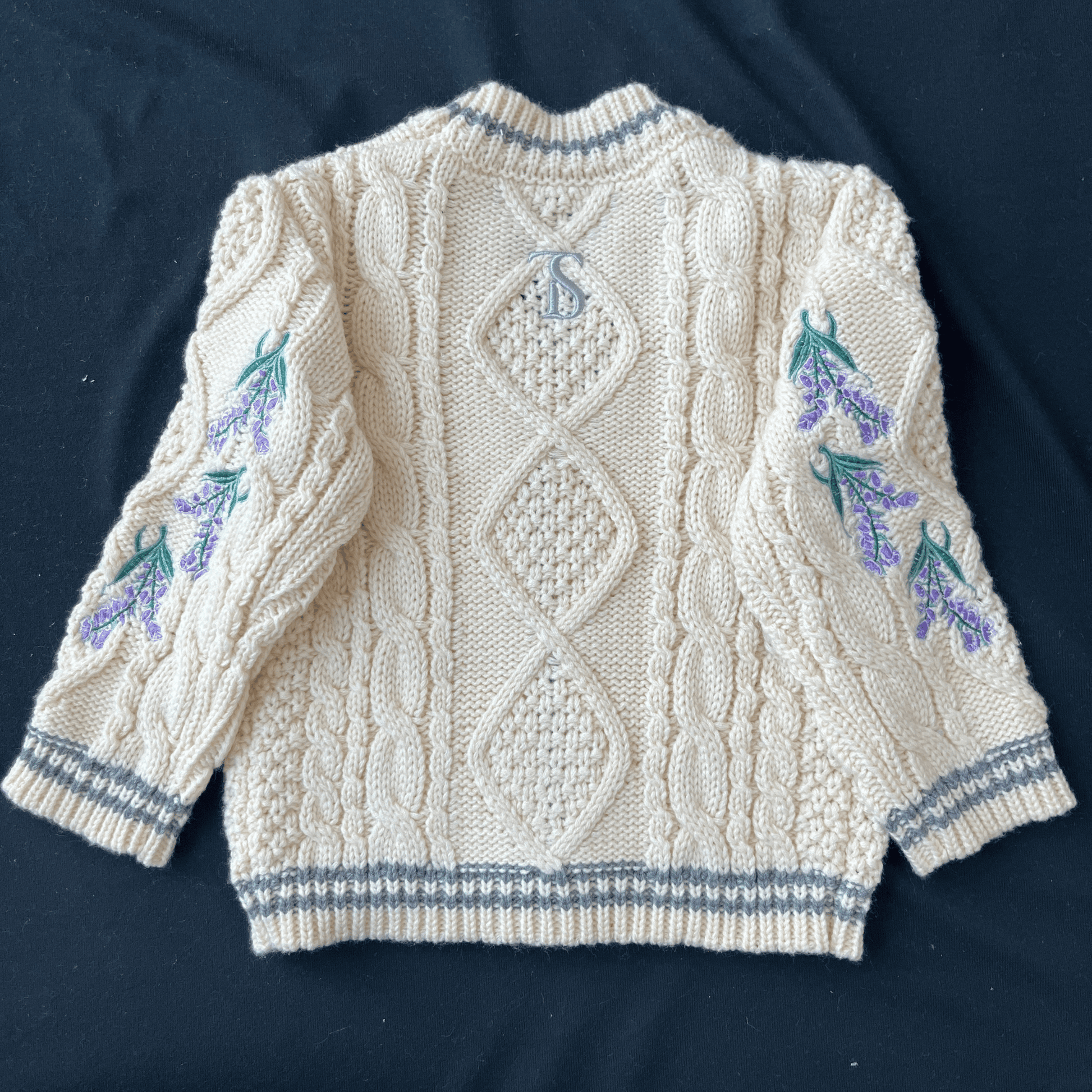 Knitted sweater with floral patterns on a dark background